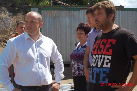 На вулиці Жуйка встановили маяки та почали будівництво укріплюючої стіни
