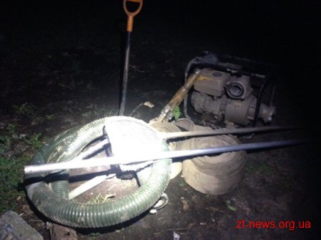 У двох районах Житомирщини поліція затримала вісім нелегальних бурштиношукачів