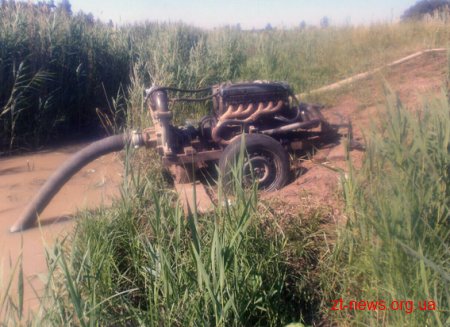 У двох районах Житомирщини поліція затримала вісім нелегальних бурштиношукачів