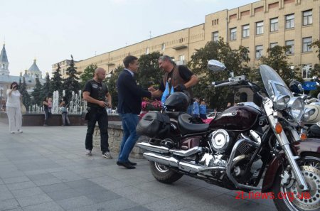 Більше 50 байкерів проїхали Житомиром у знак єдності України