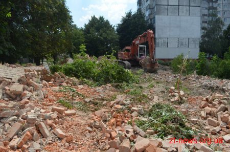 У Житомирі почали демонтувати аварійний будинок по вулиці Князів Острозьких