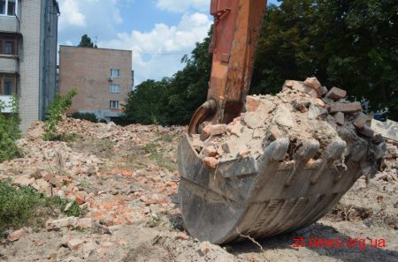 У Житомирі почали демонтувати аварійний будинок по вулиці Князів Острозьких