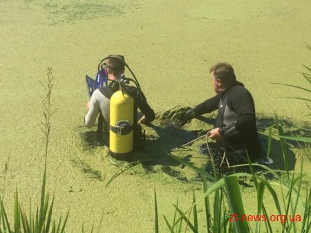 У Баранівському районі водолази обстежили дно забрудненої річки