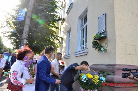 День Незалежності у Житомирі почали відзначати ходою та покладанням квітів