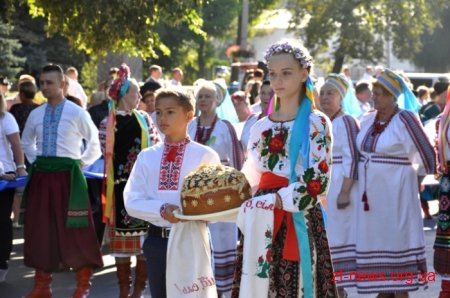 День Незалежності у Житомирі почали відзначати ходою та покладанням квітів