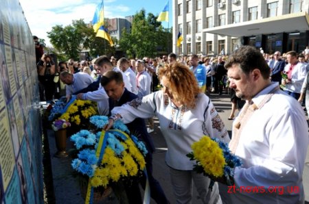День Незалежності у Житомирі почали відзначати ходою та покладанням квітів