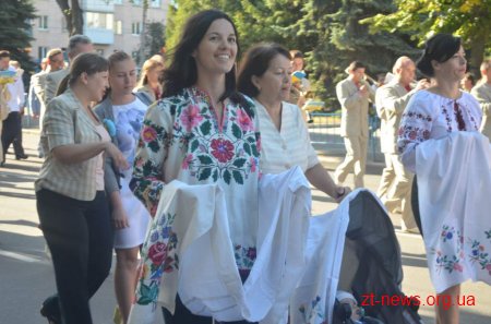 День Незалежності у Житомирі почали відзначати ходою та покладанням квітів
