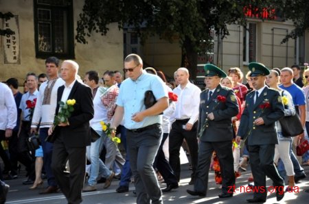 День Незалежності у Житомирі почали відзначати ходою та покладанням квітів