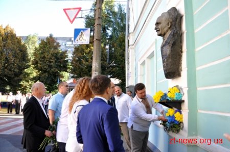 День Незалежності у Житомирі почали відзначати ходою та покладанням квітів