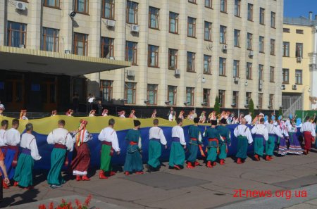 День Незалежності у Житомирі почали відзначати ходою та покладанням квітів