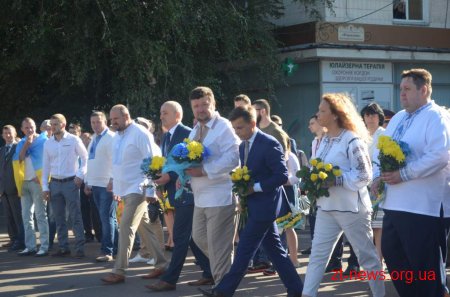 День Незалежності у Житомирі почали відзначати ходою та покладанням квітів
