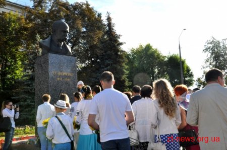 День Незалежності у Житомирі почали відзначати ходою та покладанням квітів