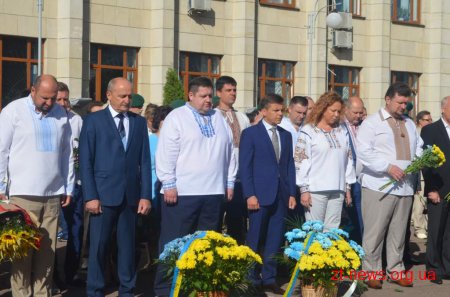 День Незалежності у Житомирі почали відзначати ходою та покладанням квітів