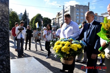 День Незалежності у Житомирі почали відзначати ходою та покладанням квітів