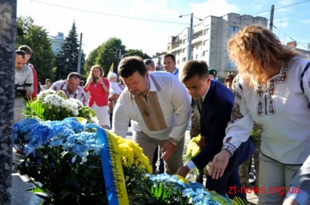 День Незалежності у Житомирі почали відзначати ходою та покладанням квітів