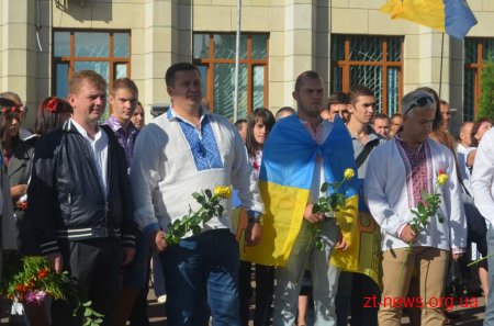 День Незалежності у Житомирі почали відзначати ходою та покладанням квітів