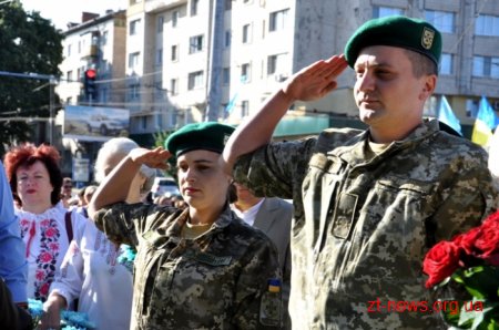 День Незалежності у Житомирі почали відзначати ходою та покладанням квітів