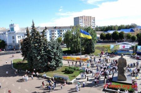 День Незалежності у Житомирі почали відзначати ходою та покладанням квітів