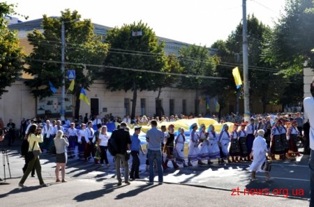 День Незалежності у Житомирі почали відзначати ходою та покладанням квітів