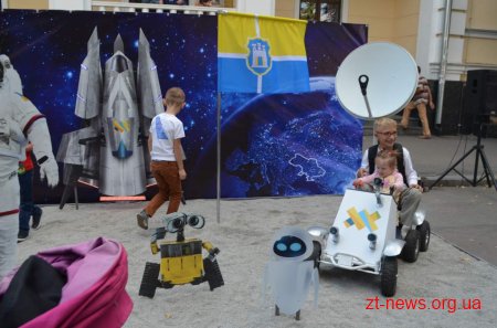 До Дня міста в Житомирі розпочала діяти фотозона "Житомир-космічний"
