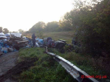 На Житомирщині водій автомобіля DAF не впорався з керуванням та з’їхав в кювет