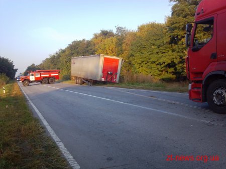 На Житомирщині водій автомобіля DAF не впорався з керуванням та з’їхав в кювет