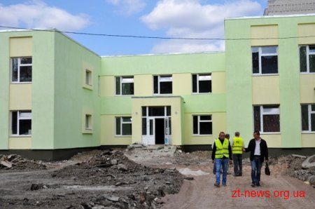 У Житомирі перевірили, як іде реконструкція дитячого садочку №58