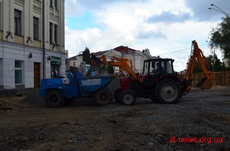 На вул. Михайлівській продовжується плановий капітальний ремонт
