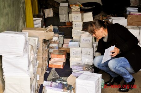 Начальник управління освіти власноруч доставляє підручники до районів