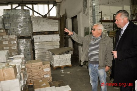 Начальник управління освіти власноруч доставляє підручники до районів