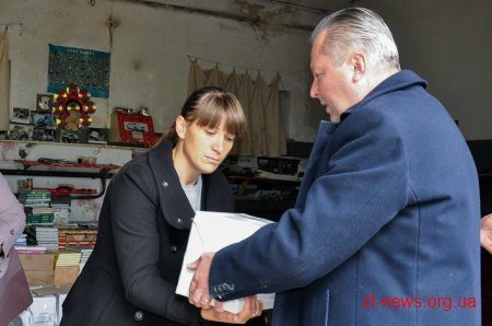 Начальник управління освіти власноруч доставляє підручники до районів