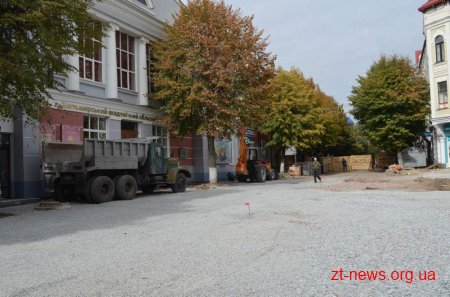 В центрі Житомира пішохідну вулицю вимощують гранітом з місцевих родовищ