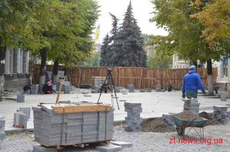 В центрі Житомира пішохідну вулицю вимощують гранітом з місцевих родовищ