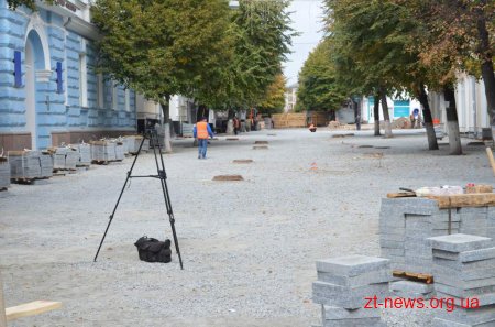 В центрі Житомира пішохідну вулицю вимощують гранітом з місцевих родовищ