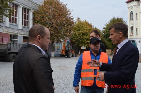В центрі Житомира пішохідну вулицю вимощують гранітом з місцевих родовищ