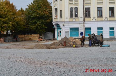 В центрі Житомира пішохідну вулицю вимощують гранітом з місцевих родовищ