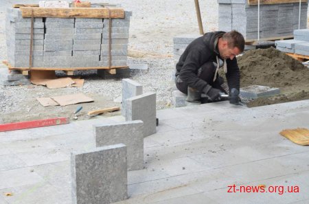 В центрі Житомира пішохідну вулицю вимощують гранітом з місцевих родовищ