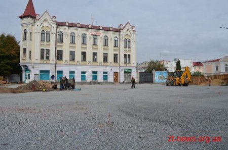 В центрі Житомира пішохідну вулицю вимощують гранітом з місцевих родовищ