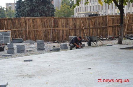 В центрі Житомира пішохідну вулицю вимощують гранітом з місцевих родовищ