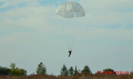 Десантники-резервісти на Житомирщині здійснили понад 600 стрибків з парашутом