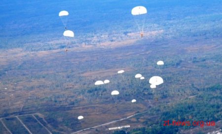 Десантники-резервісти на Житомирщині здійснили понад 600 стрибків з парашутом