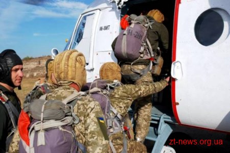Десантники-резервісти на Житомирщині здійснили понад 600 стрибків з парашутом