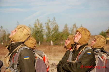 Десантники-резервісти на Житомирщині здійснили понад 600 стрибків з парашутом
