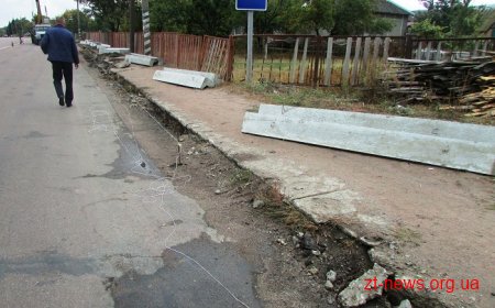 Роман Крисюк оглянув, як здійснюється ремонт пішохідної зони дороги М-21