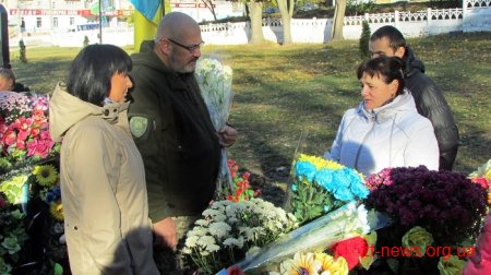 На військовому кладовищі вшанували пам’ять загиблих Героїв