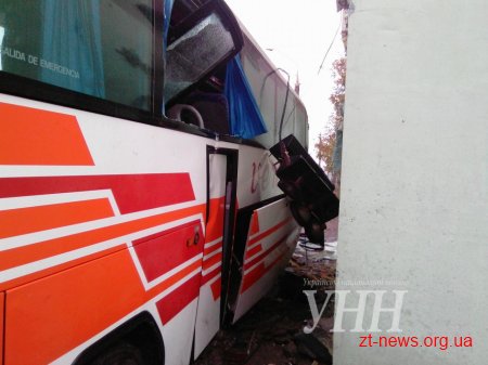 В Житомирі водій автомобіля «Renault» не пропустив на перехресті автобус