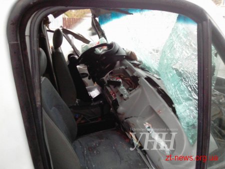 В Житомирі водій автомобіля «Renault» не пропустив на перехресті автобус