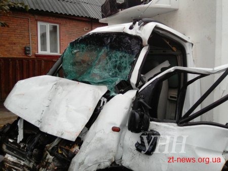 В Житомирі водій автомобіля «Renault» не пропустив на перехресті автобус