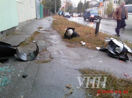 В Житомирі водій автомобіля «Renault» не пропустив на перехресті автобус
