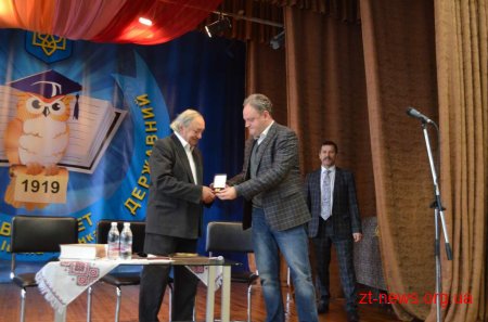 Письменнику Валерію Шевчуку вручили відзнаку Президента України